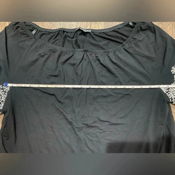 Adrianna Papell Scalloped Embroidered Hem Top in Black and Ivory Size XL - Picture 8 of 8